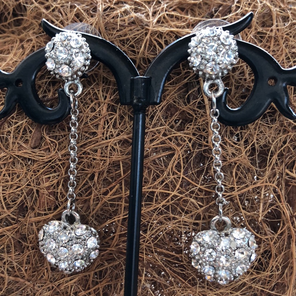 💓Dangling crystal heart silver-tone chain studs